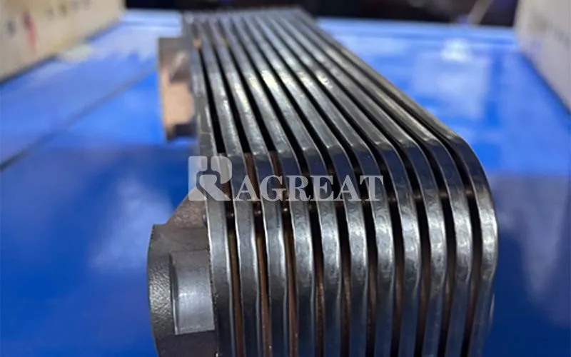 China Heavy Truck parts Engine Oil Coolers